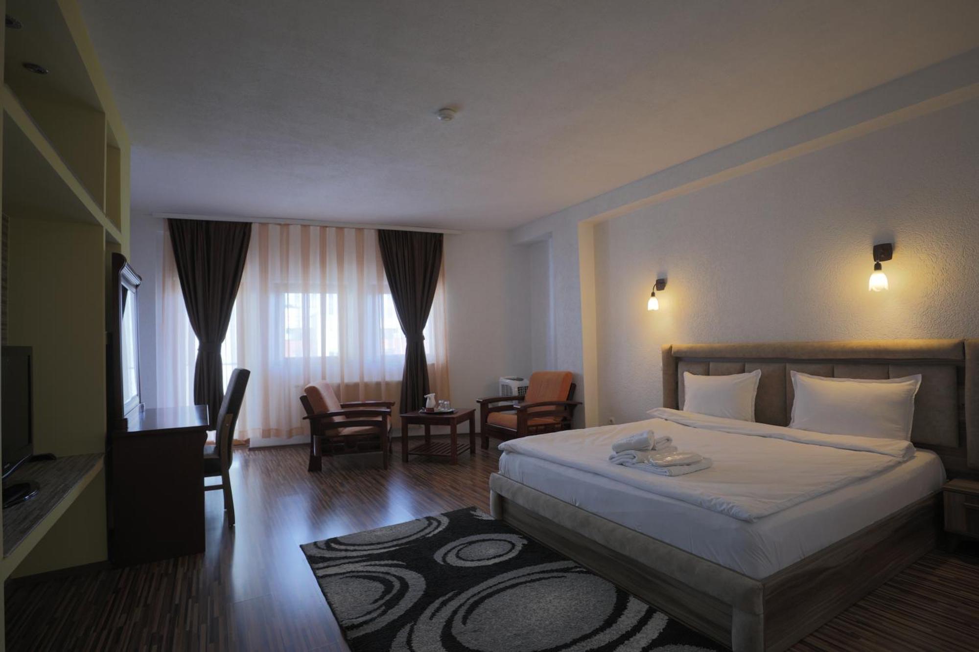 Hotel Denis 普里什蒂纳 外观 照片